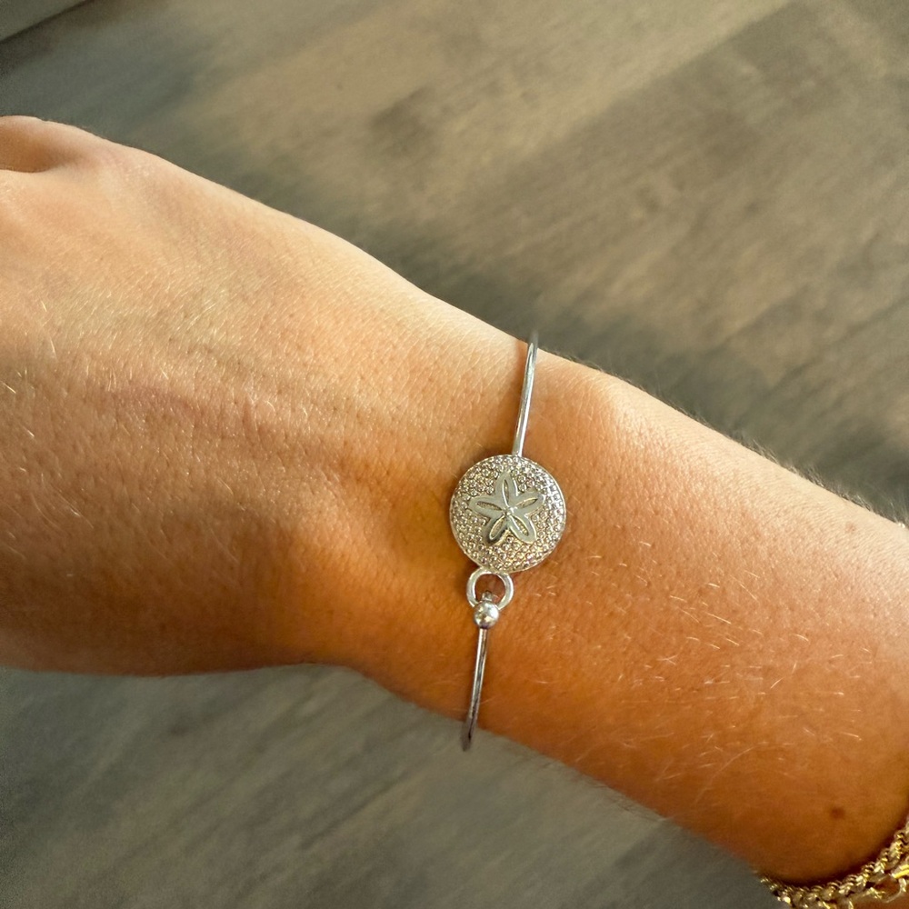 Elegant Silver Bracelet with Starfish Design